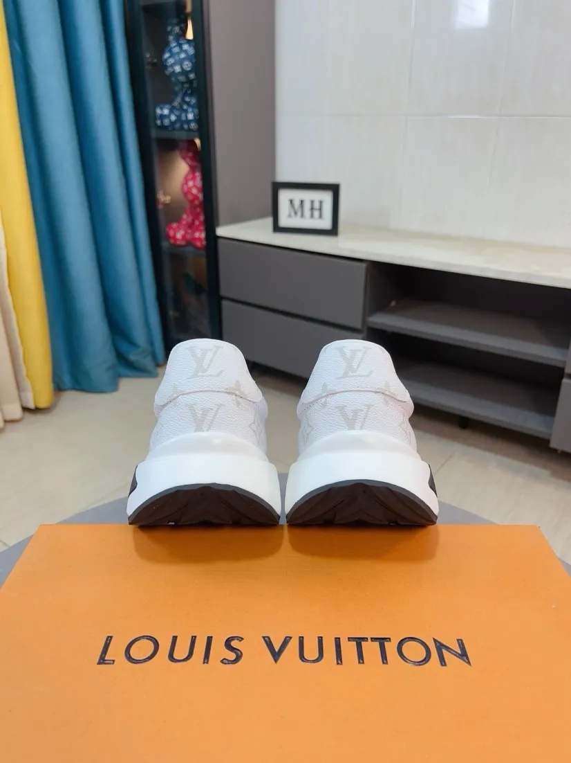 Men's shoes💰458🌸🌸【LV】Louis Vuitton🔍Top Purchasing Agency🇮🇹 Lu Street Fashion God's new sports shoes are coming and are on sale at the counter simultaneously. Original factory configuration, original cowhide fabric imported from Italy, high-quality embossed splicing complex process, sports fashionista, imported water-dyed sheepskin lining, sole: Wang Yuan factory specializes in original sole super comfortable, original factory follow-up goods 🔍🔍High quality, you can enter and leave the counter at will, welcome to compare and synchronize with the counter, code number 38-44, 45 customized